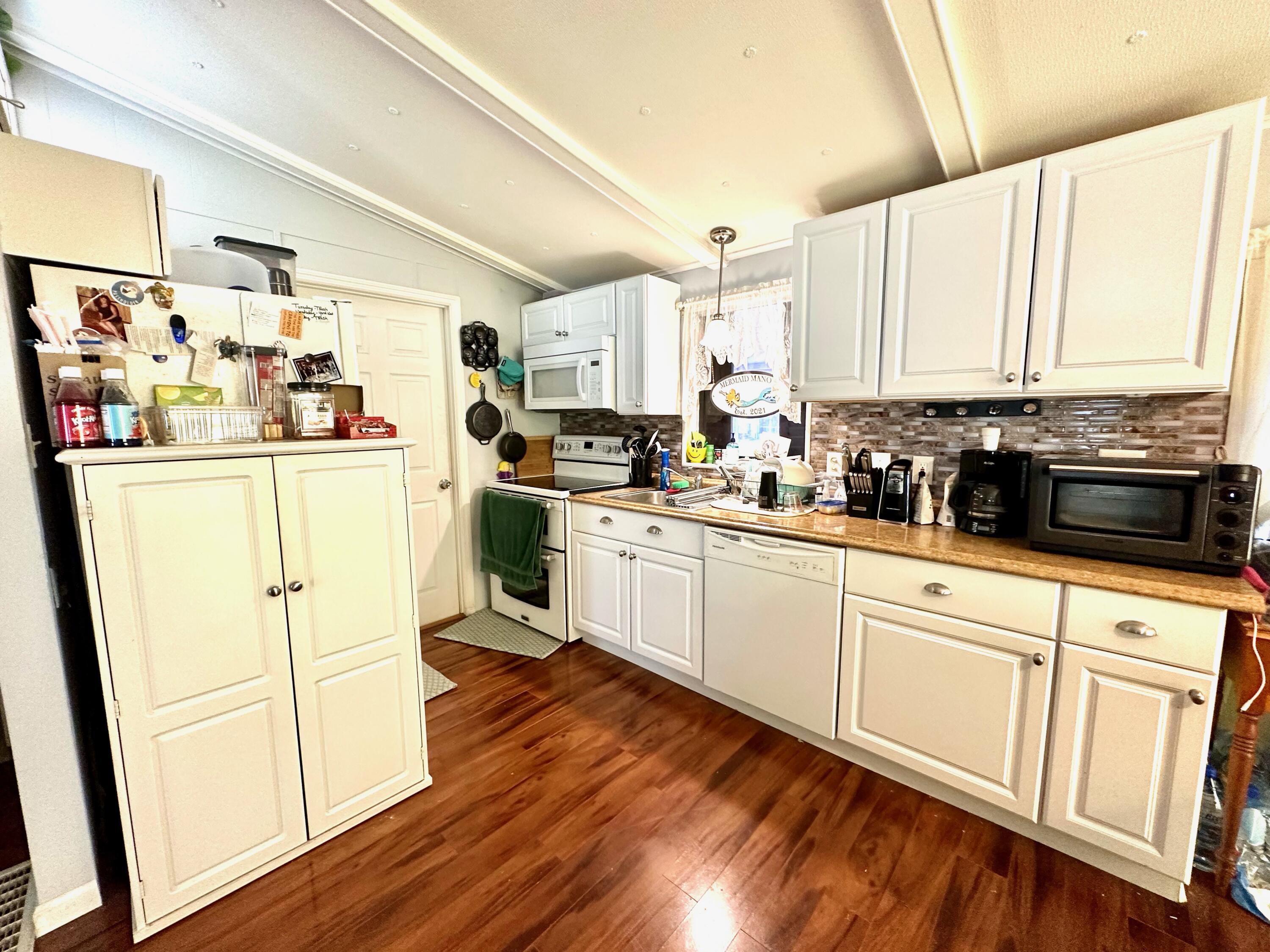 231 Southeast Paradise Place Stuart, FL 34997 - Photo 9 of 12 Kitchen