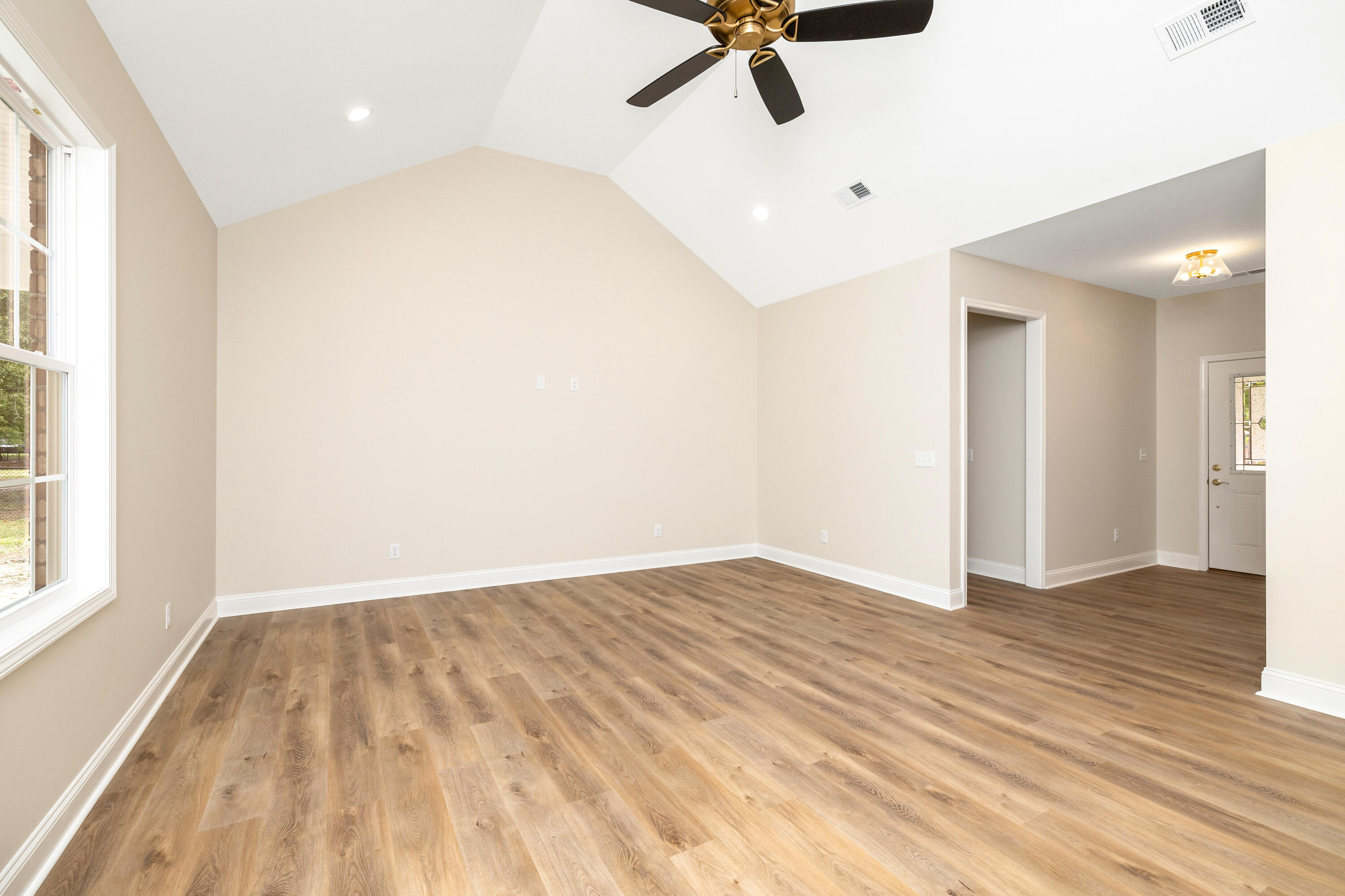 1327 McKenzie Road Manning, SC 29102 - Photo 9 of 32 Family Room