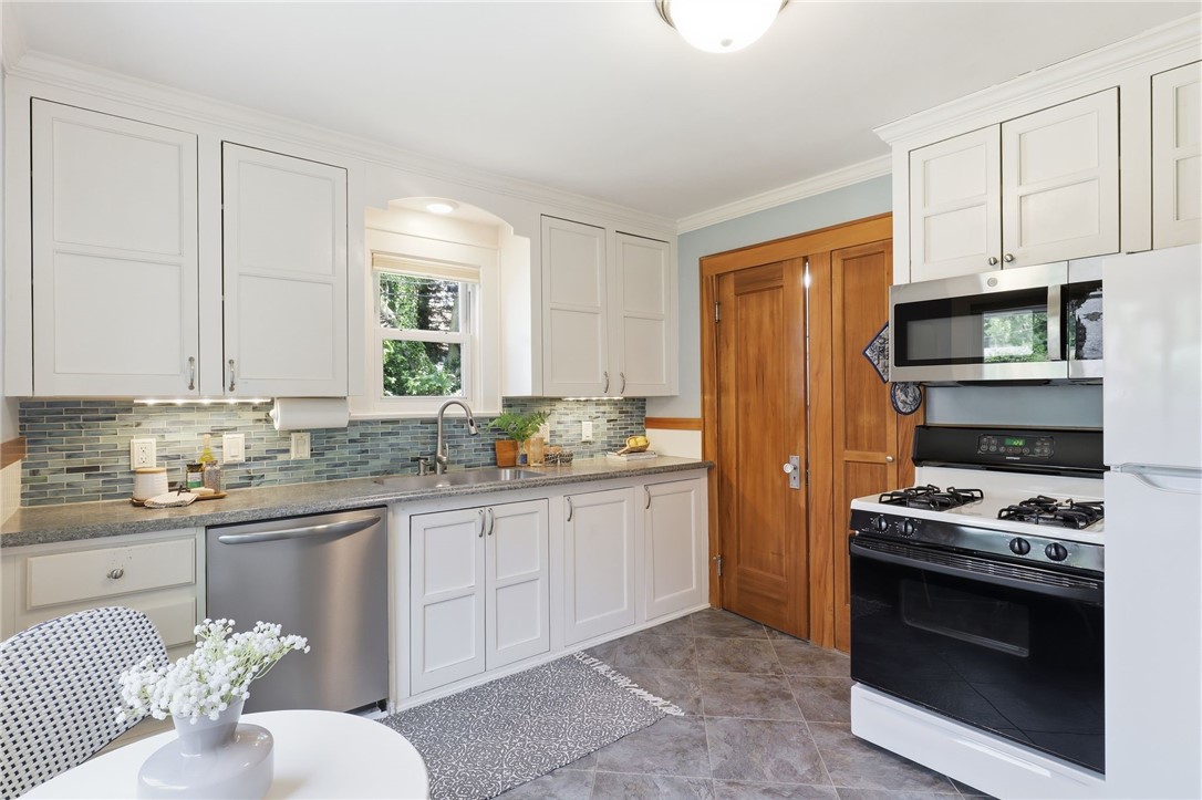 314 Brett Road Irondequoit, NY 14609 - Photo 9 of 27