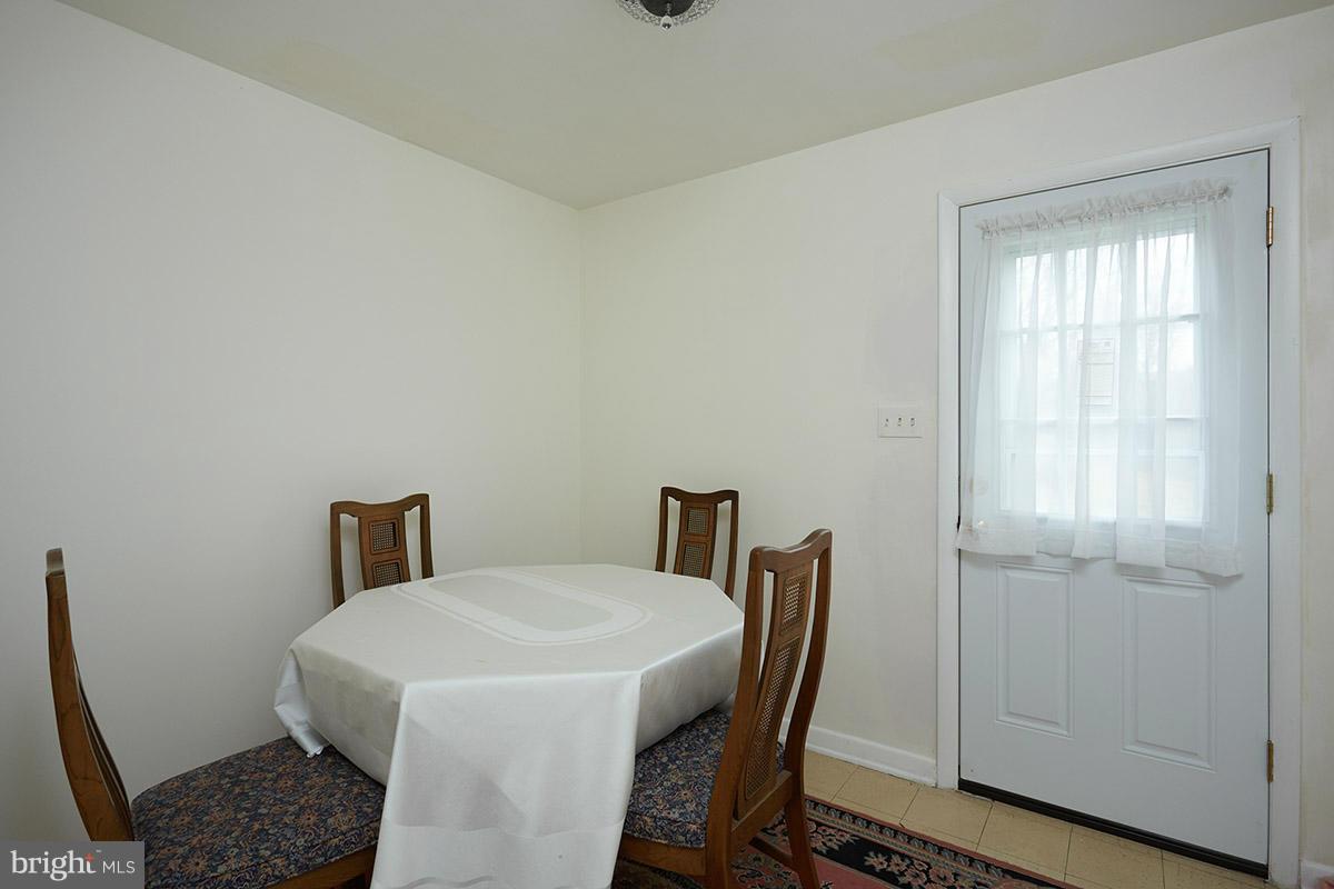 21311 Woodfield Road Gaithersburg, MD 20882 - Photo 12 of 24 Dining room