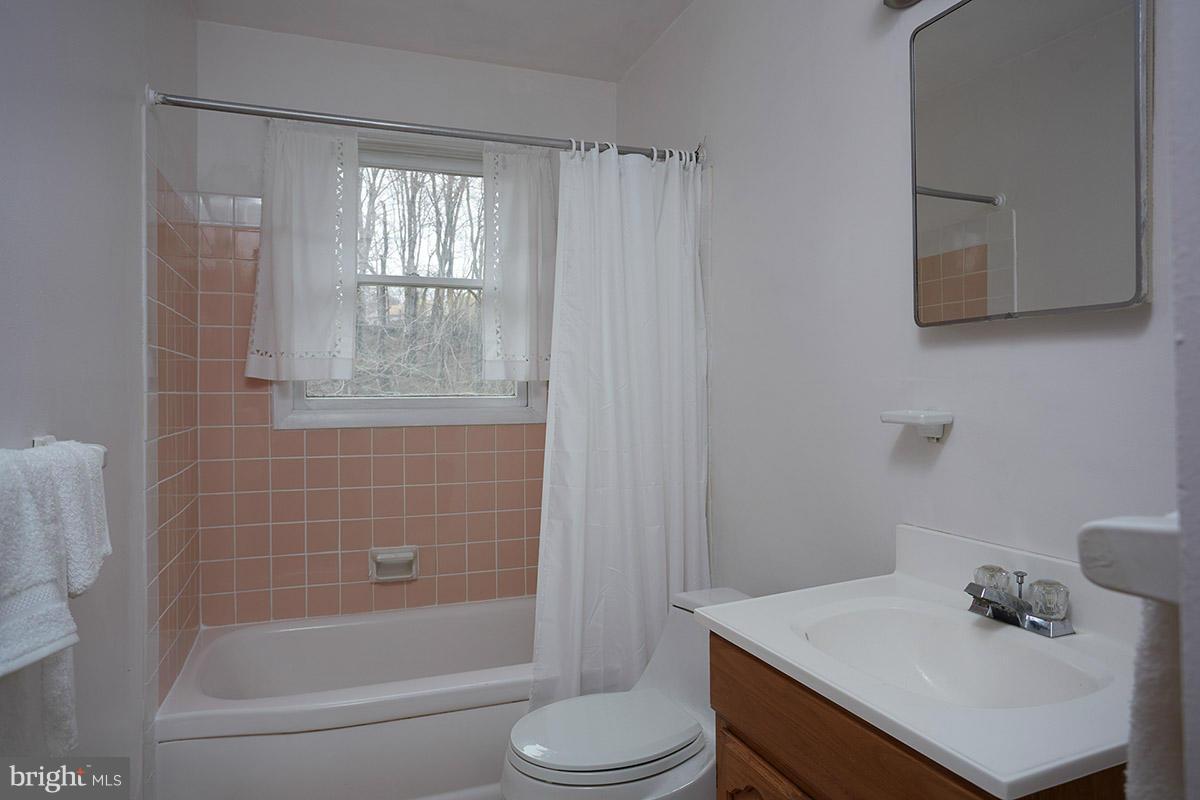 21311 Woodfield Road Gaithersburg, MD 20882 - Photo 13 of 24 Upstairs bath