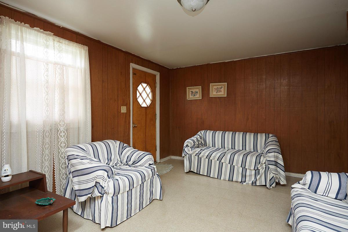 21311 Woodfield Road Gaithersburg, MD 20882 - Photo 14 of 24 Family room