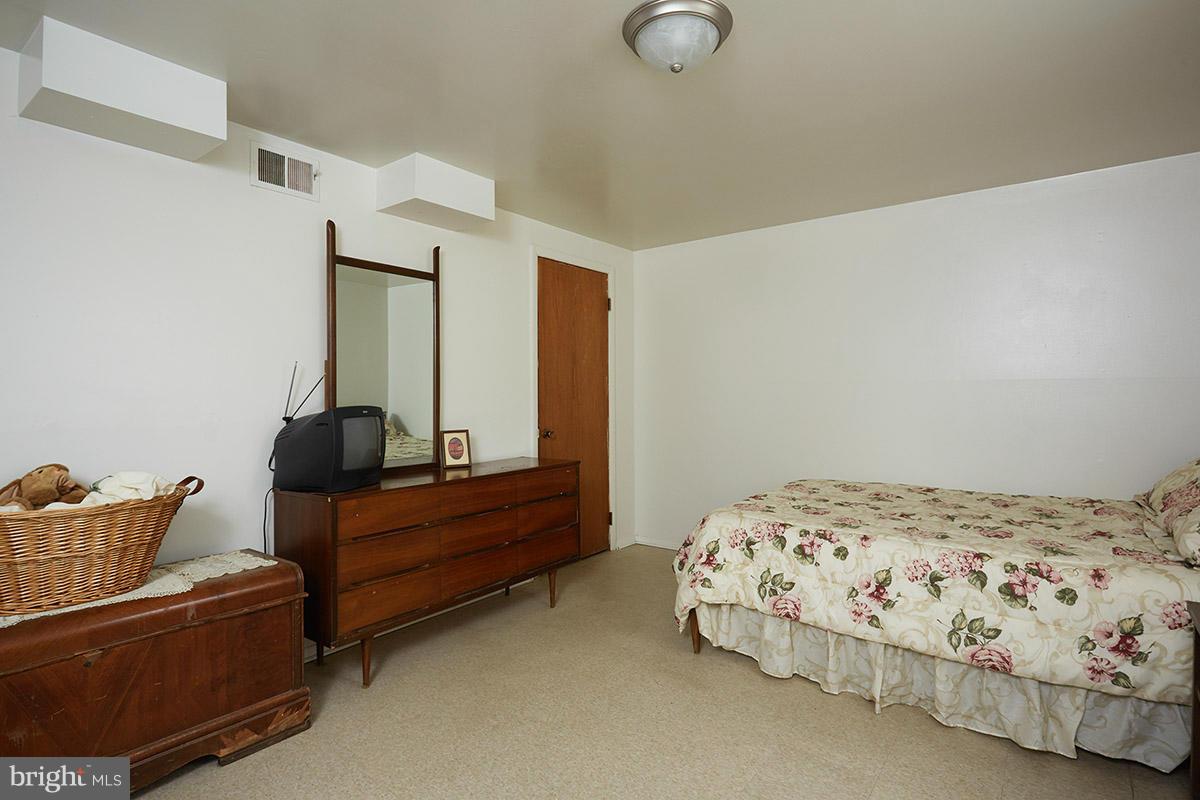 21311 Woodfield Road Gaithersburg, MD 20882 - Photo 22 of 24 Bedroom