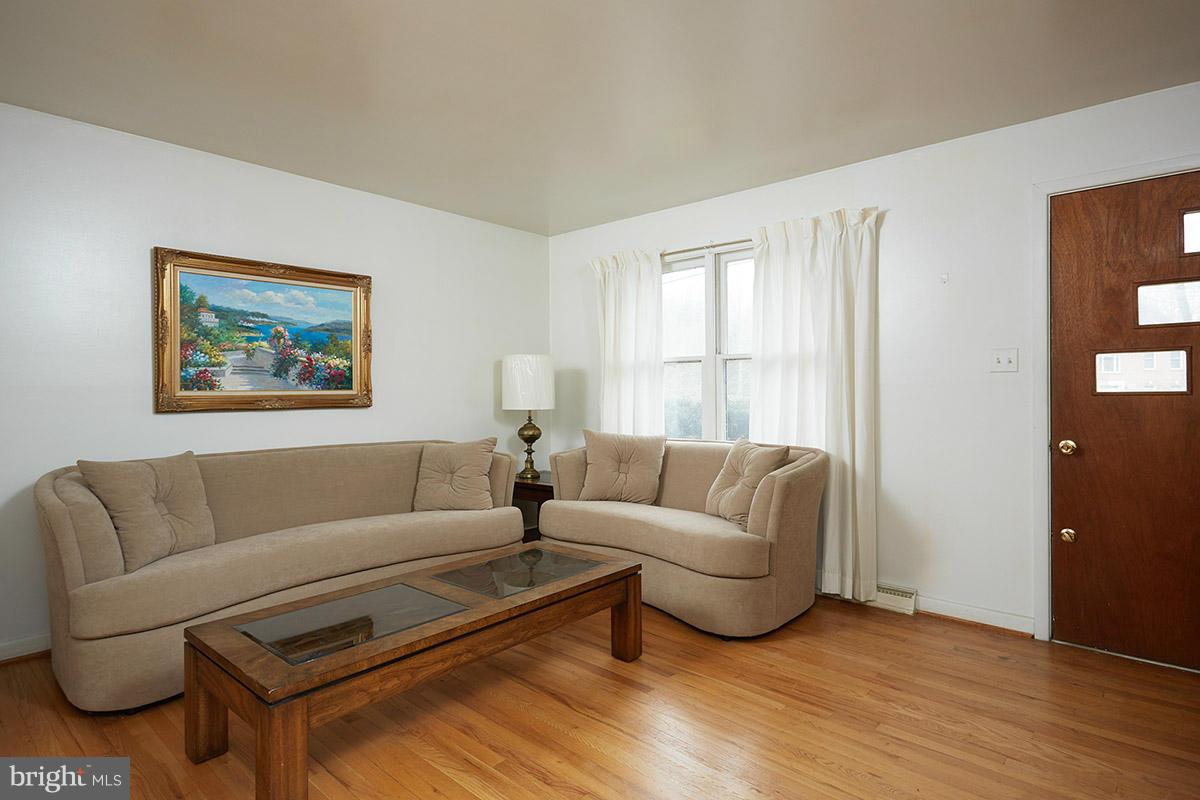 21311 Woodfield Road Gaithersburg, MD 20882 - Photo 6 of 24 Living room