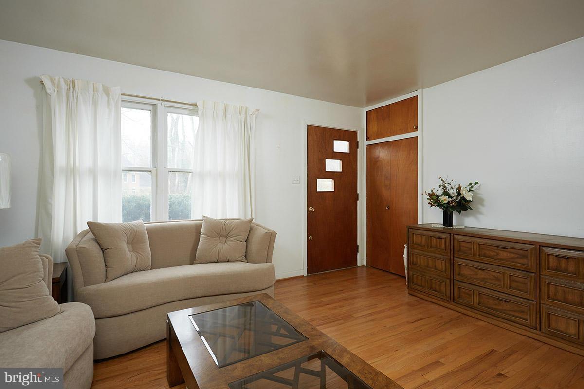 21311 Woodfield Road Gaithersburg, MD 20882 - Photo 7 of 24 Living room