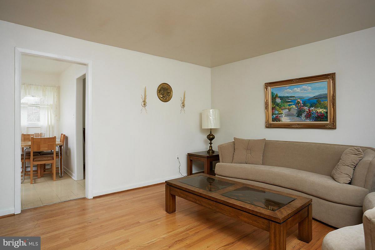21311 Woodfield Road Gaithersburg, MD 20882 - Photo 8 of 24 Living room