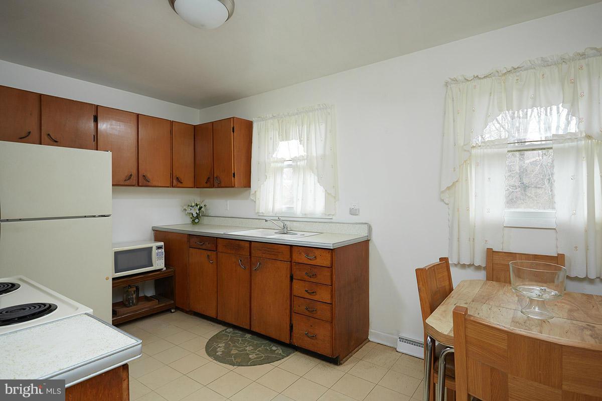 21311 Woodfield Road Gaithersburg, MD 20882 - Photo 9 of 24 Kitchen