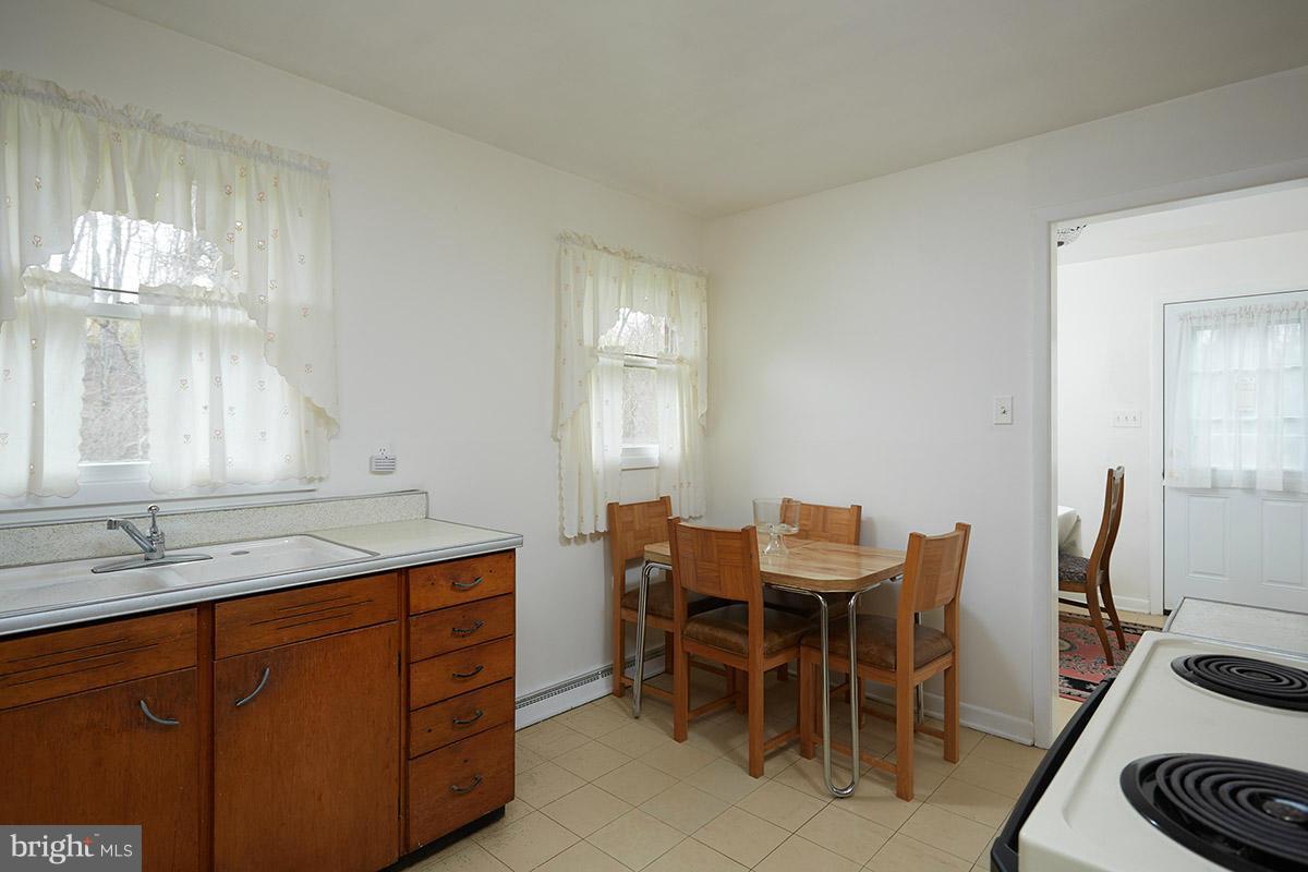 21311 Woodfield Road Gaithersburg, MD 20882 - Photo 10 of 24 Kitchen