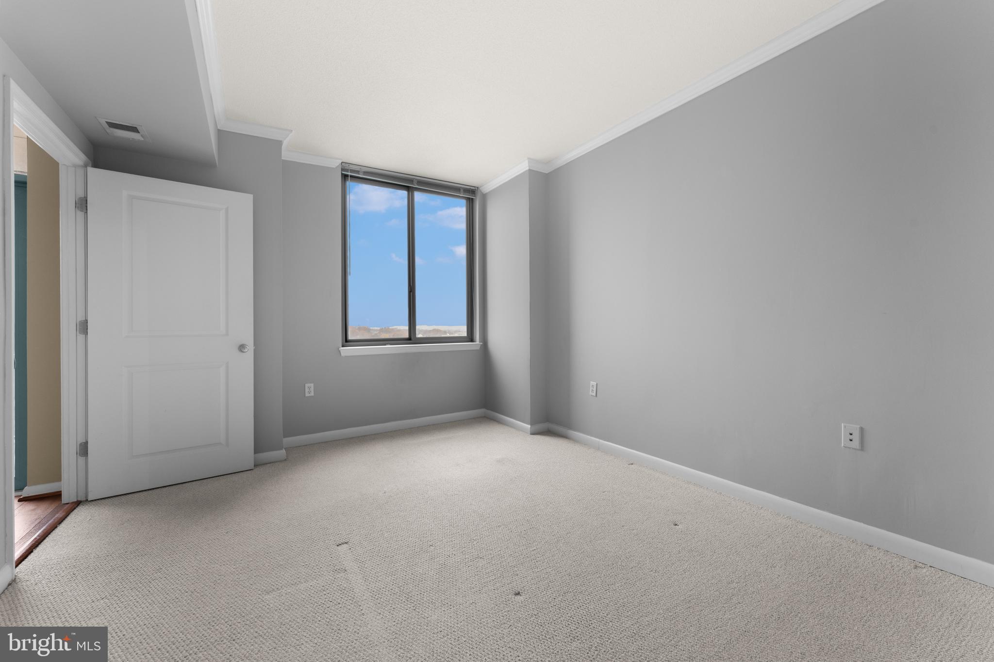 851 North Glebe Road, Unit 1514 Arlington, VA 22203 - Photo 17 of 47 an empty room with windows