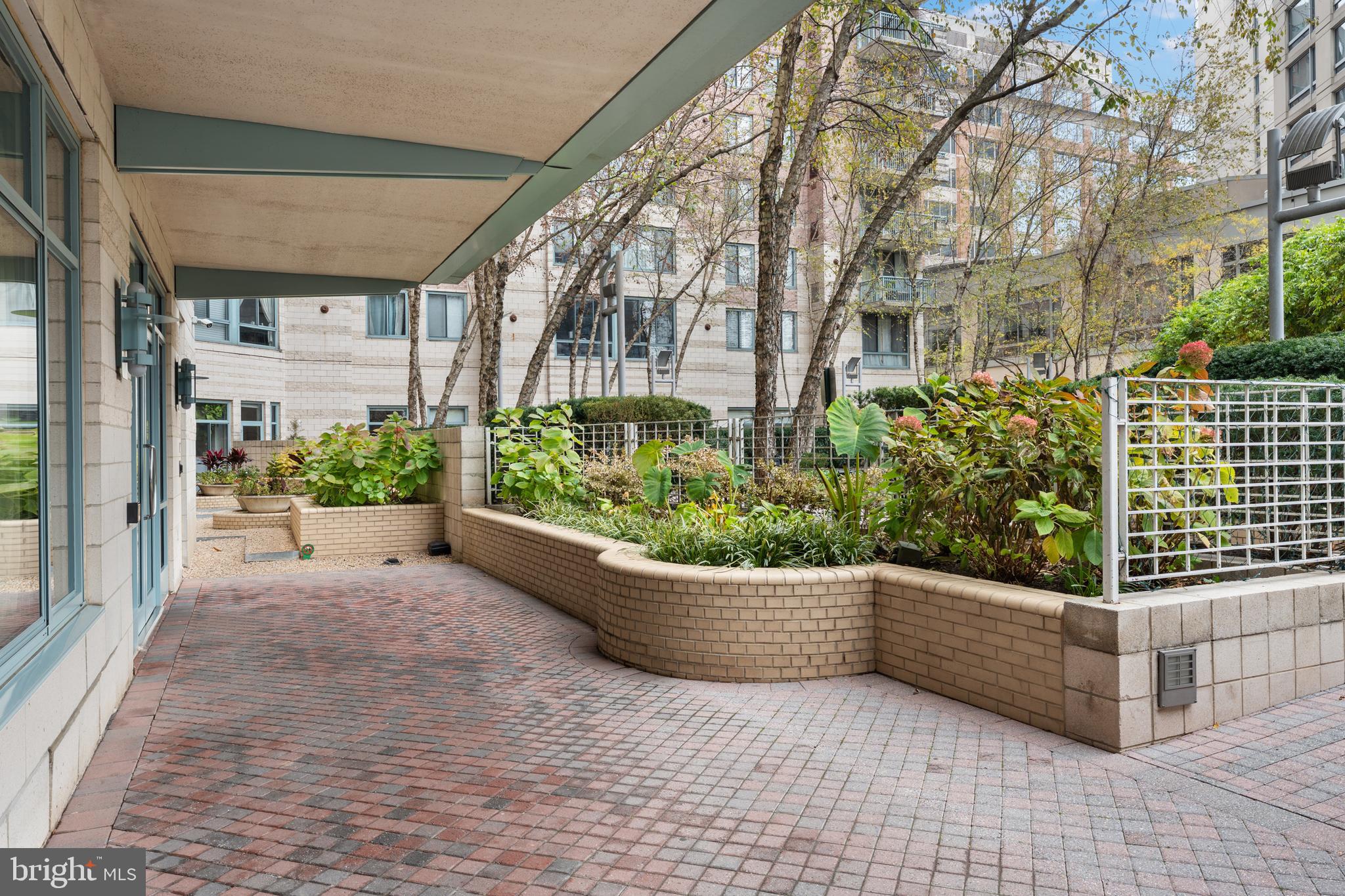 851 North Glebe Road, Unit 1514 Arlington, VA 22203 - Photo 25 of 47 a view of a garden area
