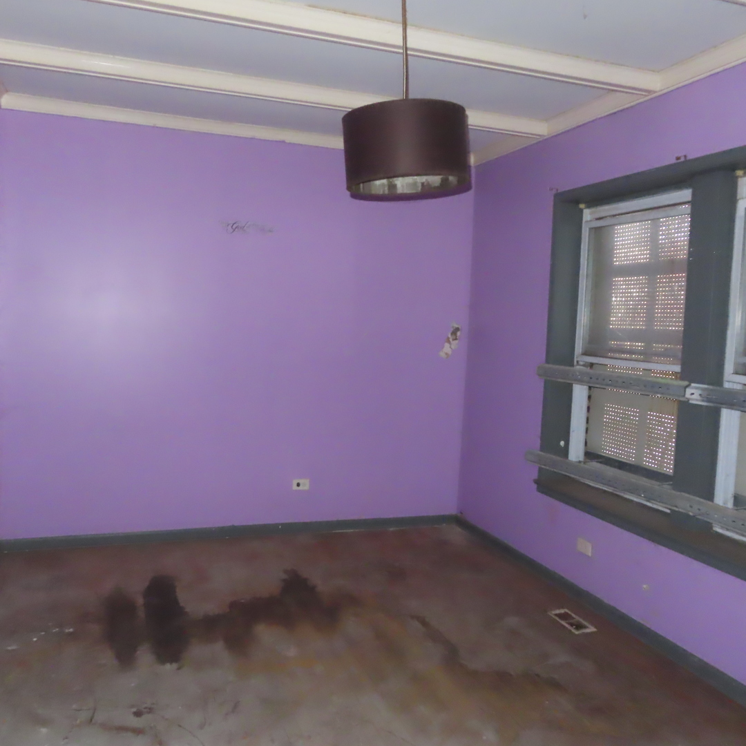 7046 South Normal Boulevard Chicago, IL 60621 - Photo 27 of 41 a view of a livingroom with a microwave