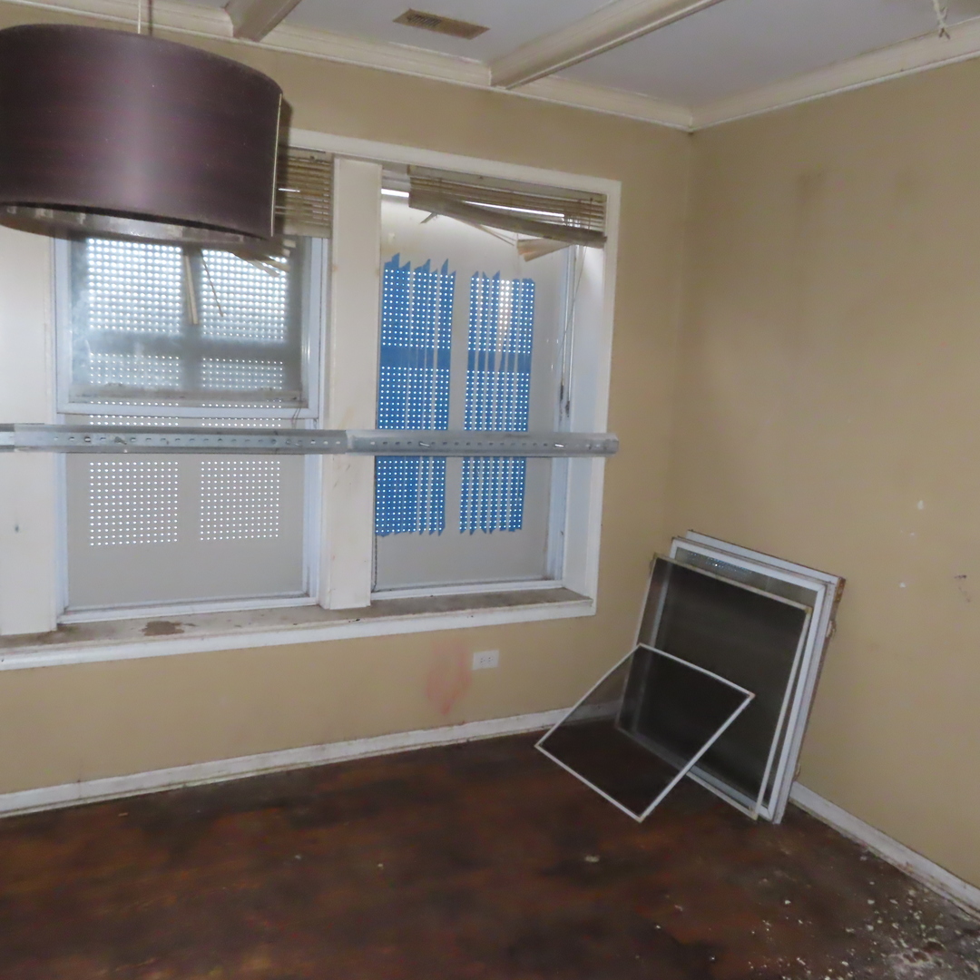 7046 South Normal Boulevard Chicago, IL 60621 - Photo 4 of 41 a living room with a bed and a window