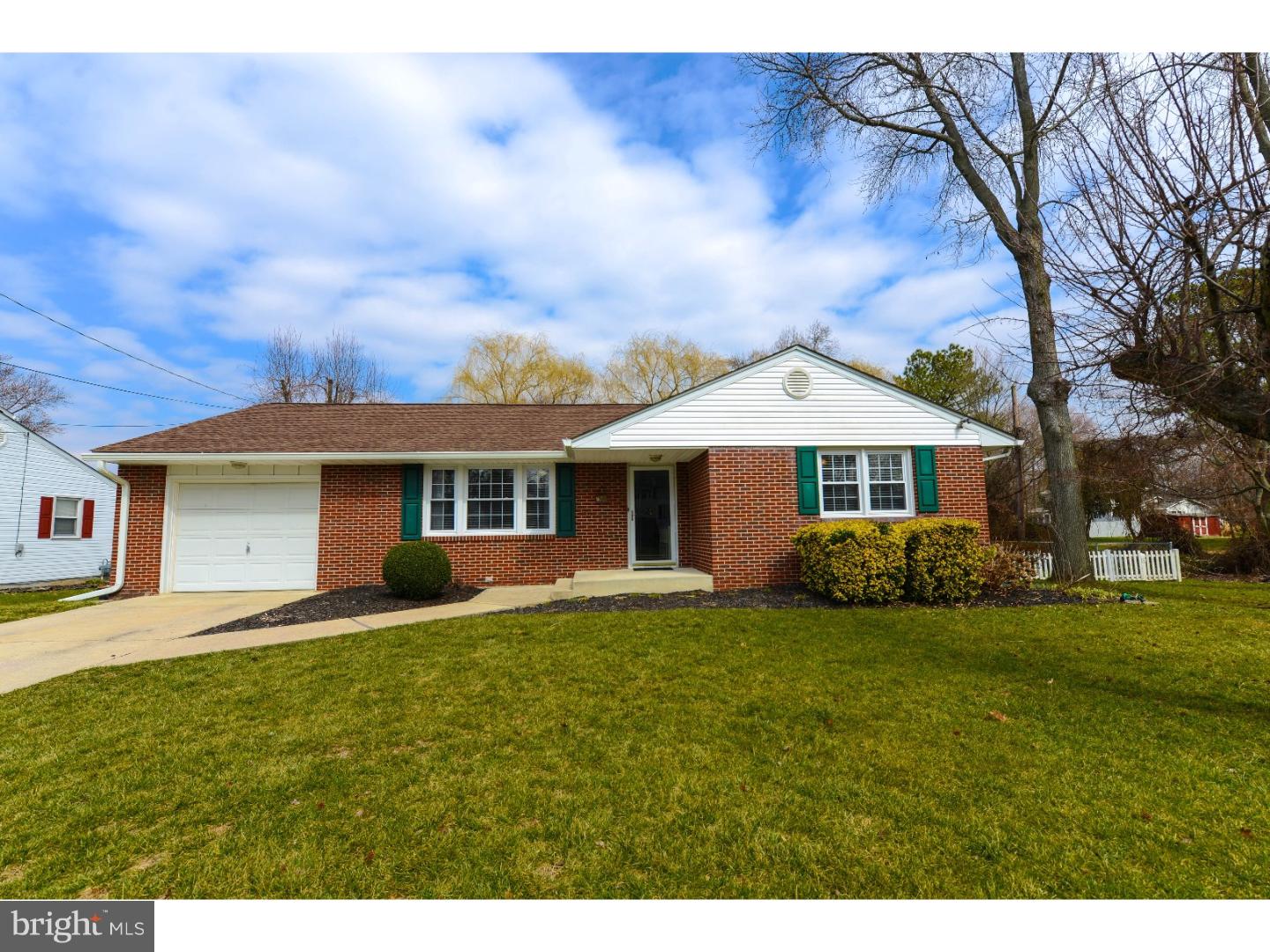 72 Kansas Road Pennsville, NJ 08070 - Photo 1 of 22 a front view of a house with garden