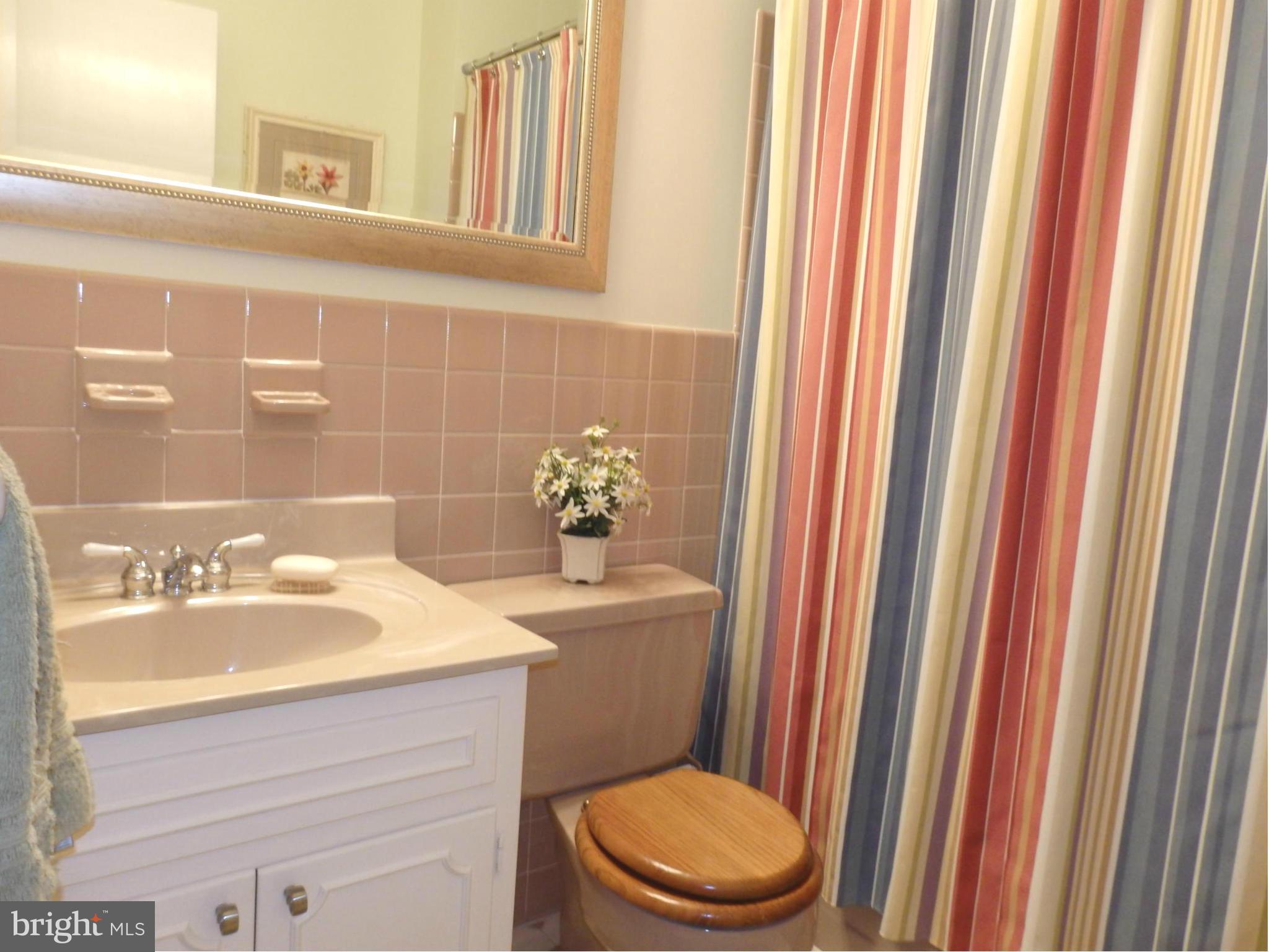 7940 Edgewood Farm Road Frederick, MD 21702 - Photo 18 of 30 Full upper level hall bath