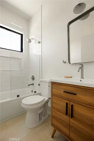 a view of empty room with window