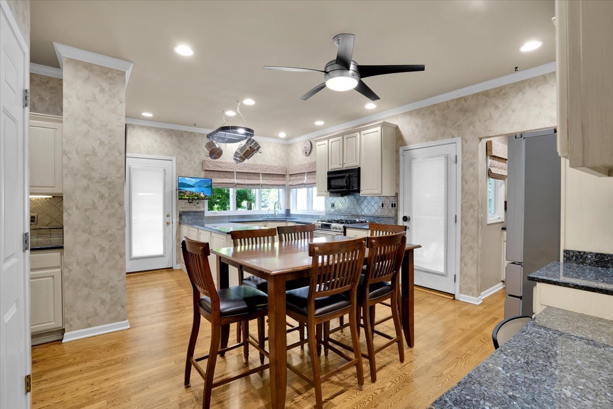 919 Roslyn Road Glen Ellyn, IL 60137 - Photo 10 of 39 Gallery Image 10