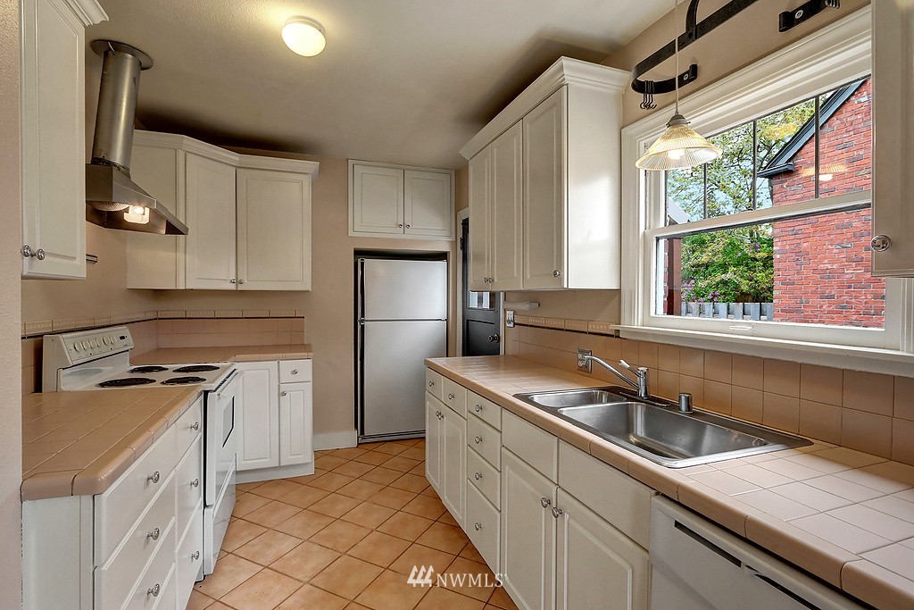 4510 Southwest Lander Street Seattle, WA 98116 - Photo 11 of 25 Gallery Image 11