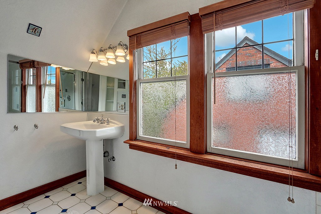 4510 Southwest Lander Street Seattle, WA 98116 - Photo 17 of 25 Gallery Image 17