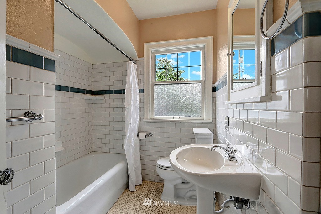 4510 Southwest Lander Street Seattle, WA 98116 - Photo 9 of 25 Gallery Image 9