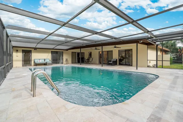 a view of a backyard