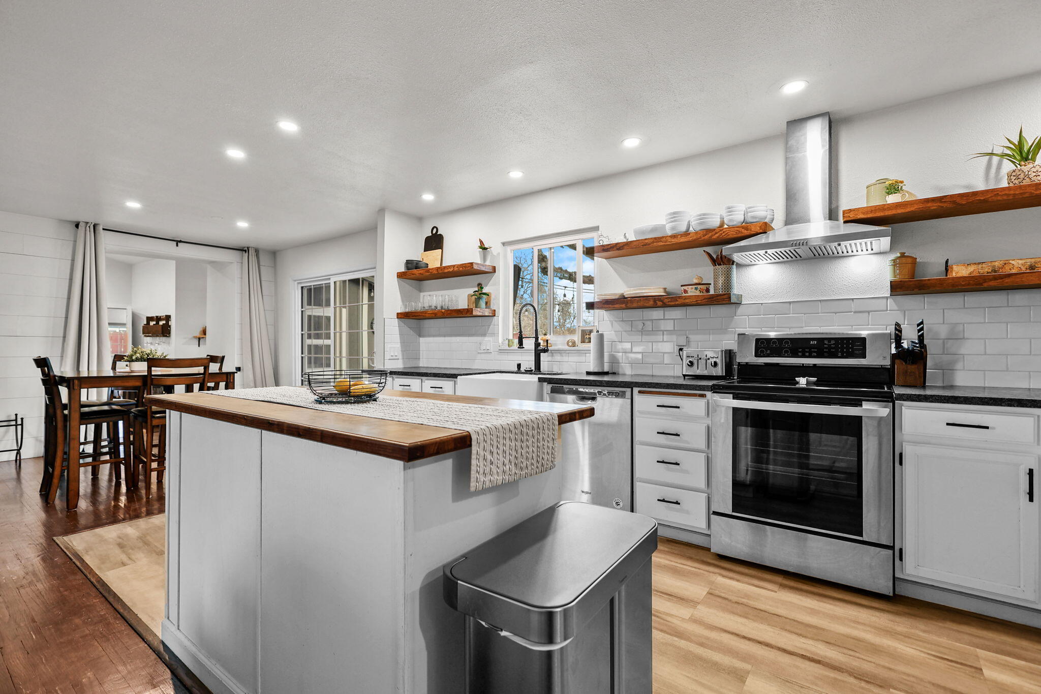 2041 Athens Avenue Redding, CA 96001 - Photo 6 of 28 2041 Athens Avenue