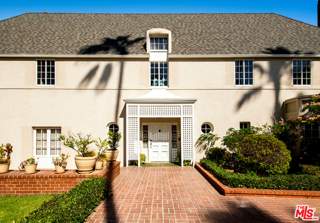 300 South Rockingham Avenue Los Angeles, CA 90049 - Photo 2 of 49 a view of entryway and hall with wooden floor