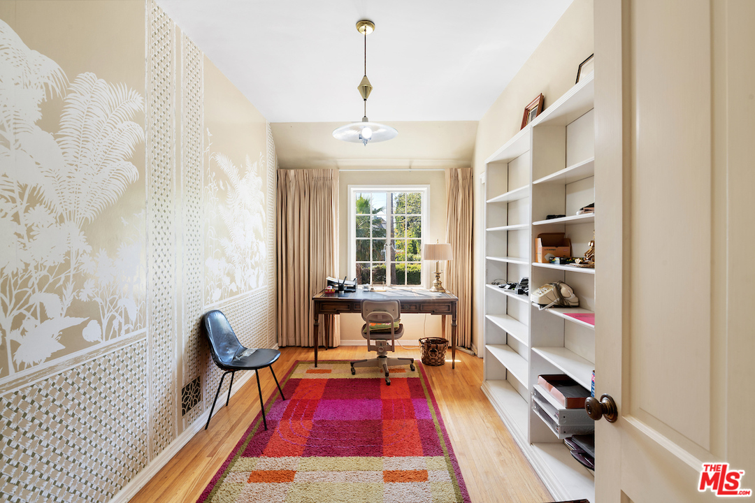 300 South Rockingham Avenue Los Angeles, CA 90049 - Photo 27 of 49 a spacious bedroom with a bed and window