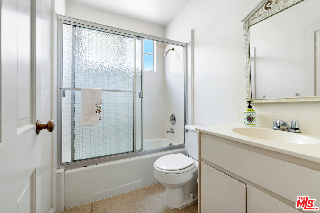 300 South Rockingham Avenue Los Angeles, CA 90049 - Photo 29 of 49 a bedroom with bed and a window