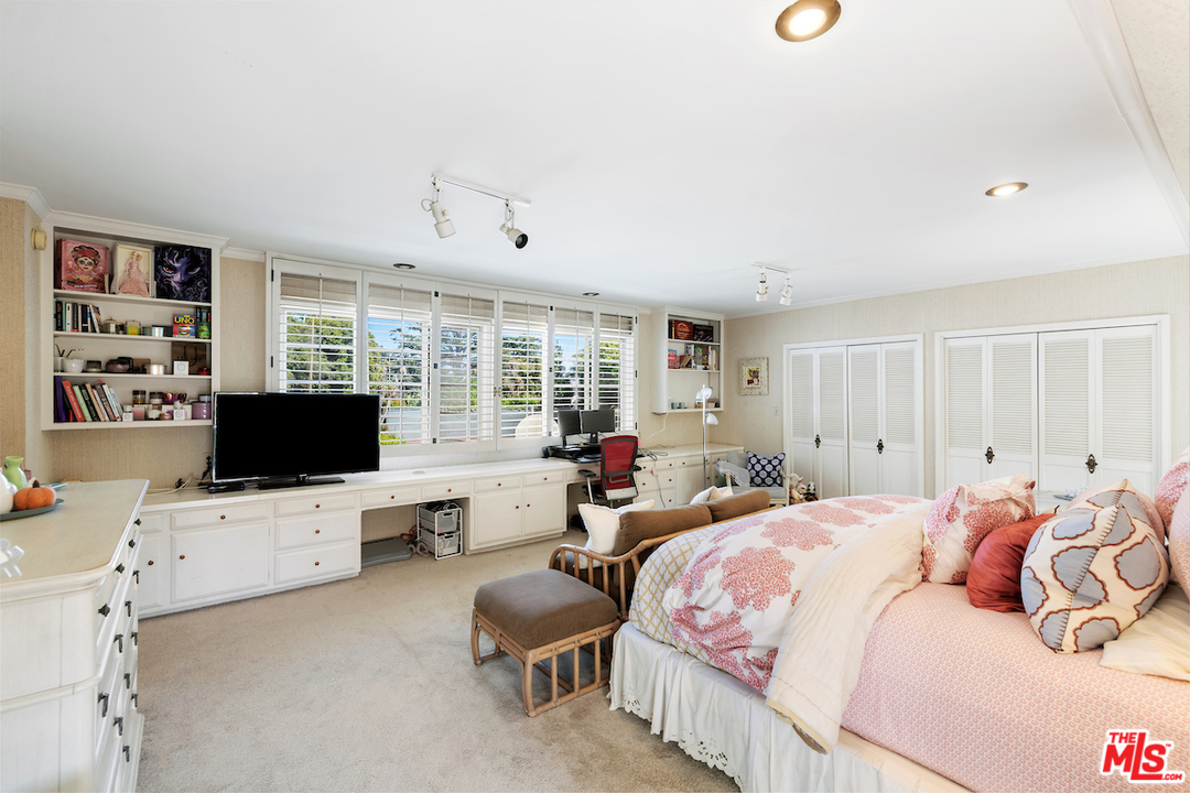 300 South Rockingham Avenue Los Angeles, CA 90049 - Photo 31 of 49 a bathroom with a double vanity sink and a mirror