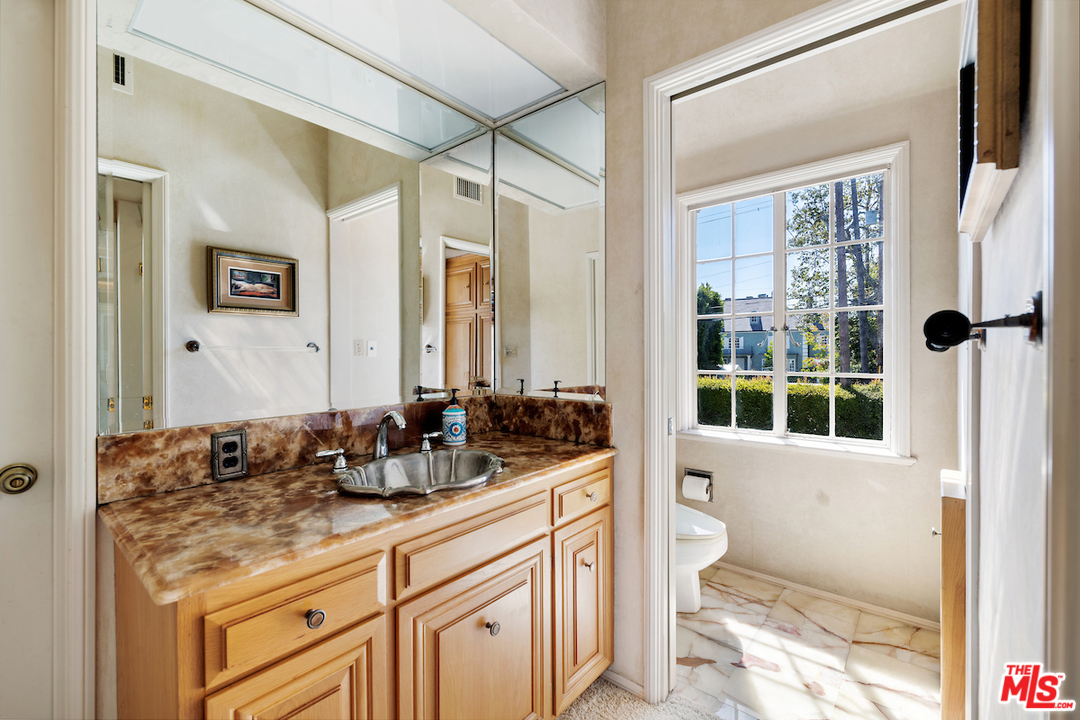 300 South Rockingham Avenue Los Angeles, CA 90049 - Photo 37 of 49