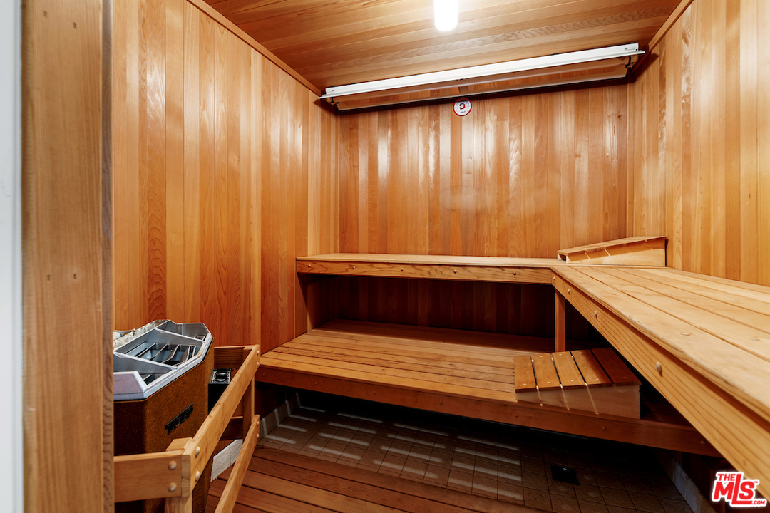 300 South Rockingham Avenue Los Angeles, CA 90049 - Photo 38 of 49