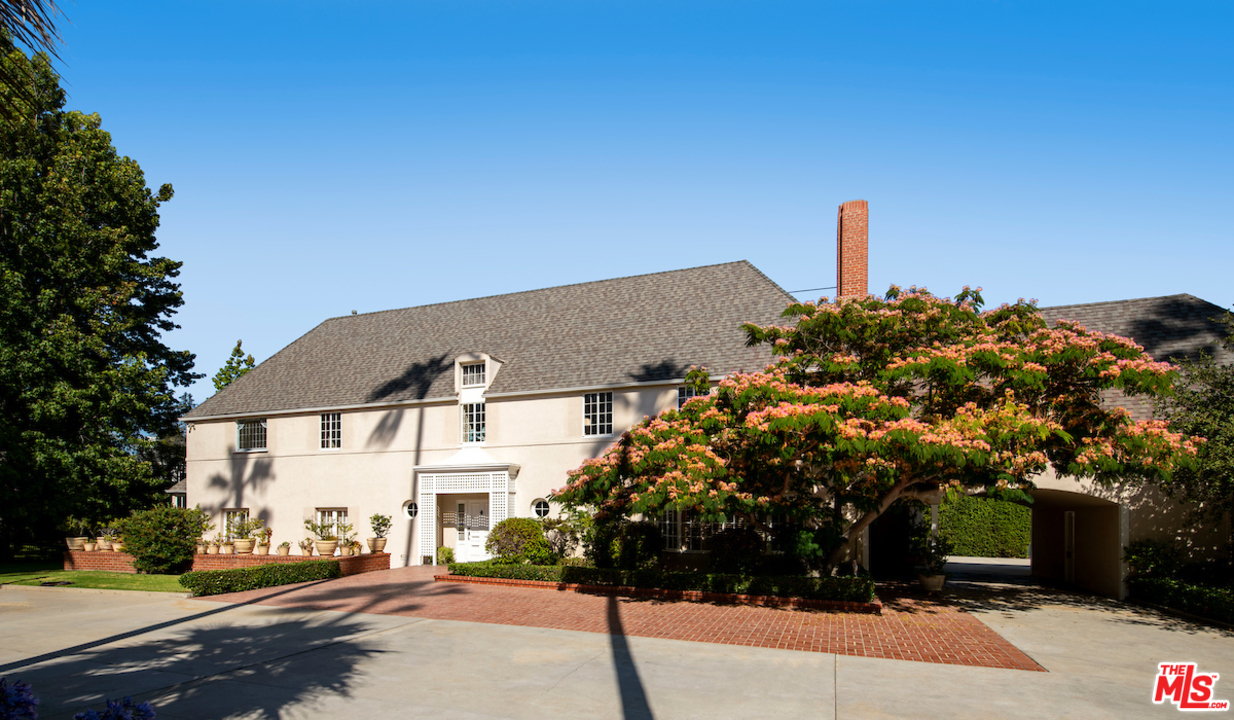 300 South Rockingham Avenue Los Angeles, CA 90049 - Photo 4 of 49 a front view of a house with a yard