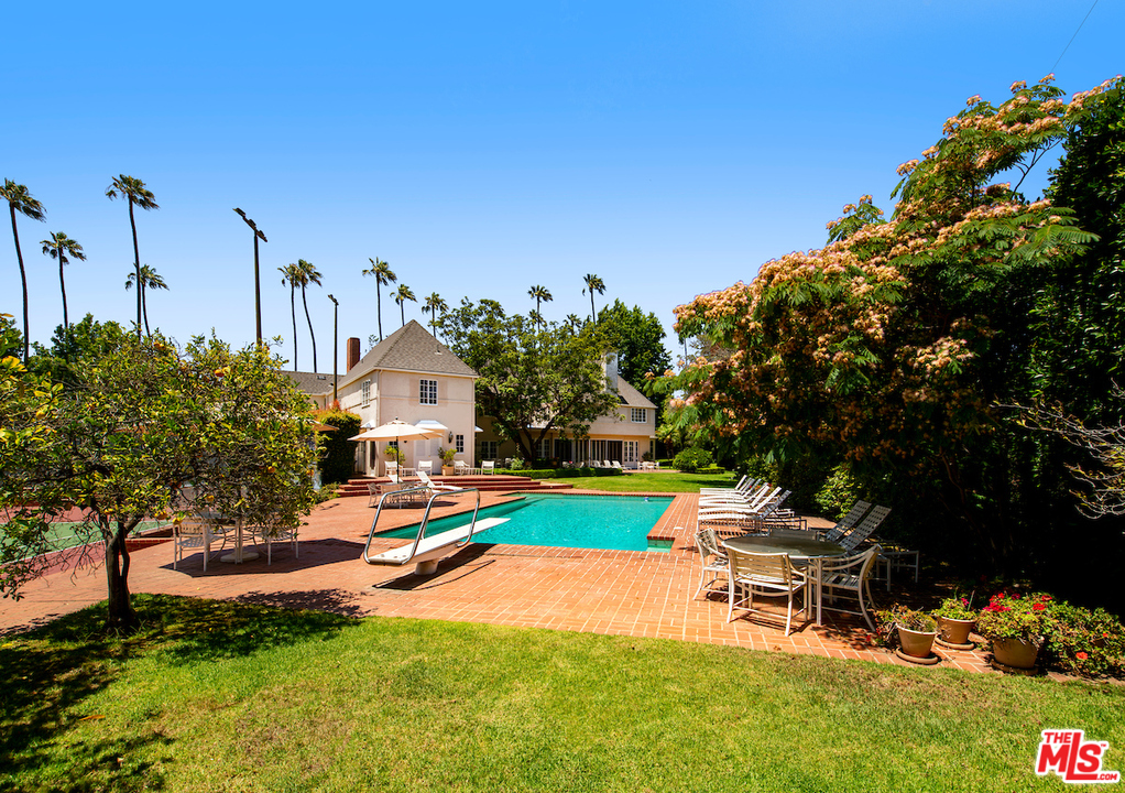 300 South Rockingham Avenue Los Angeles, CA 90049 - Photo 42 of 49 a view of a house with swimming pool and sitting area