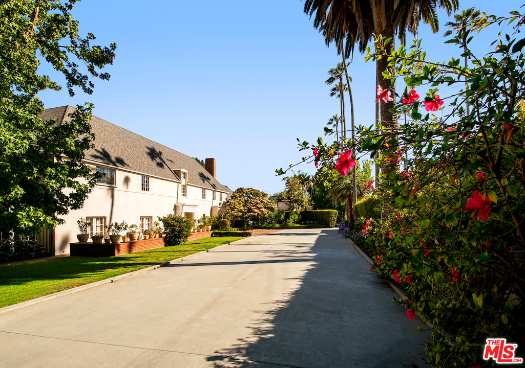 300 South Rockingham Avenue Los Angeles, CA 90049 - Photo 5 of 49 a view of a fountain in front of a building