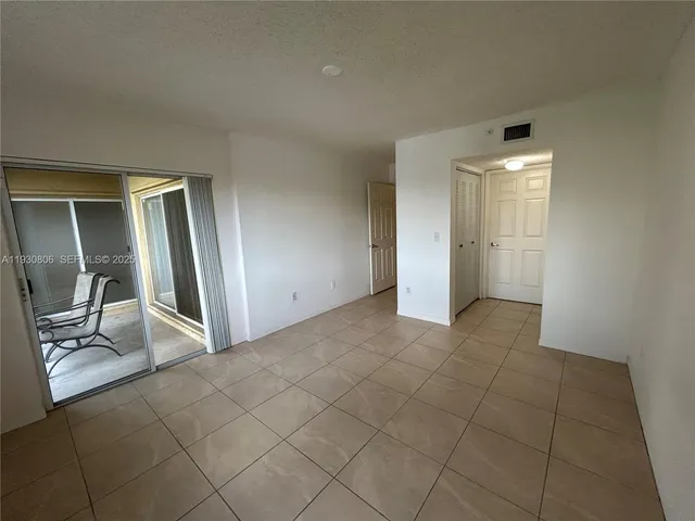 $2,500 | 2640 South University Drive, Unit 106, Davie, FL 33328
