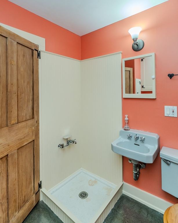 324 Pomeroy Lane Amherst, MA 01002 - Photo 25 of 42 a bathroom with a bathtub sink and mirror