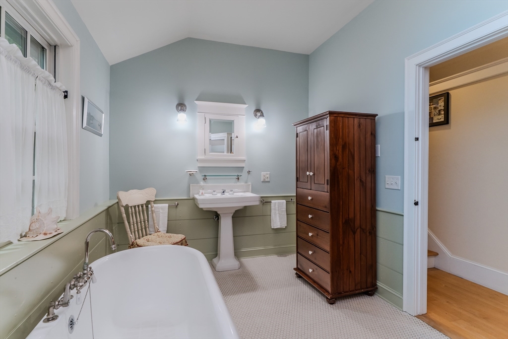 324 Pomeroy Lane Amherst, MA 01002 - Photo 33 of 42 a bathroom with a sink toilet and tub
