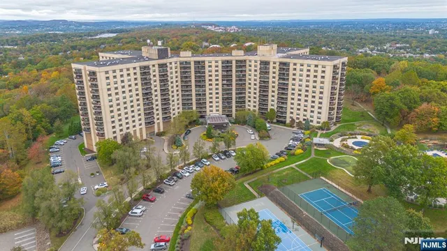 $380,000 | 2 Claridge Drive, Unit 1GE, Verona, NJ 07044