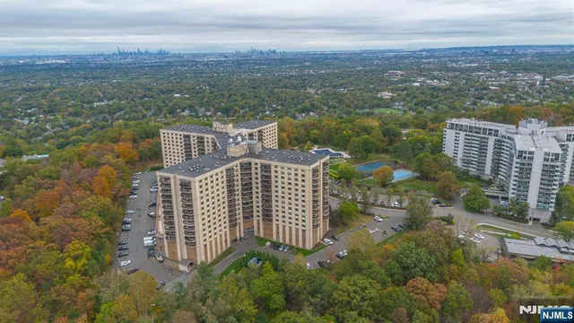 $380,000 | 2 Claridge Drive, Unit 1GE, Verona, NJ 07044