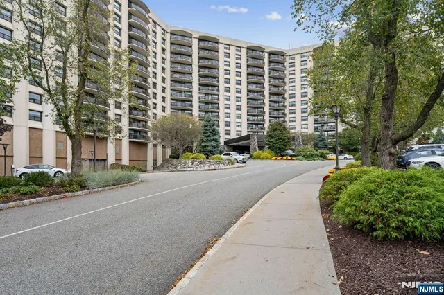 $380,000 | 2 Claridge Drive, Unit 1GE, Verona, NJ 07044