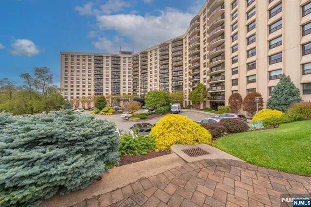 $380,000 | 2 Claridge Drive, Unit 1GE, Verona, NJ 07044
