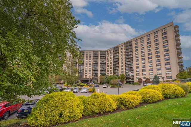 $380,000 | 2 Claridge Drive, Unit 1GE, Verona, NJ 07044