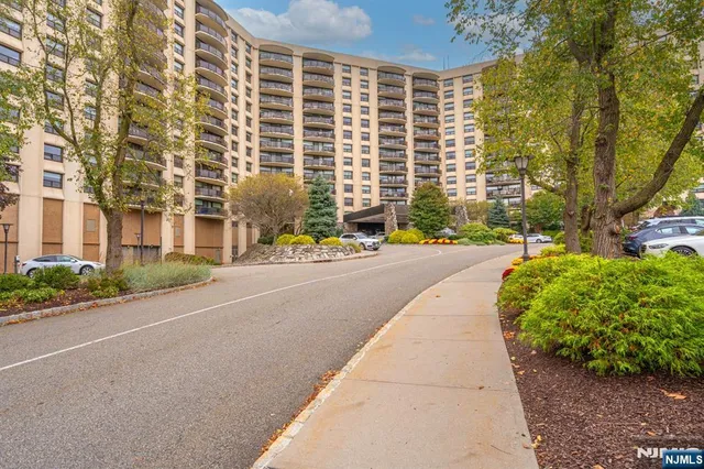 $380,000 | 2 Claridge Drive, Unit 1GE, Verona, NJ 07044