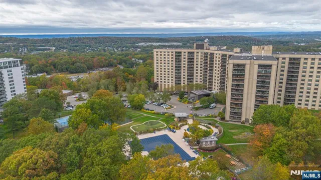 $380,000 | 2 Claridge Drive, Unit 1GE, Verona, NJ 07044