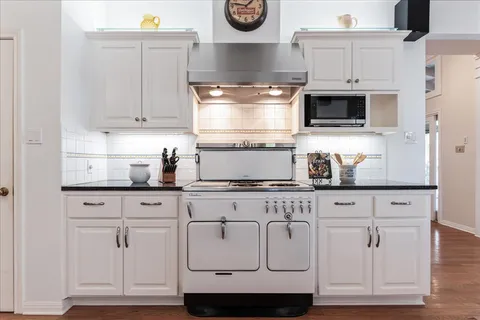 $1,275,000 | 8300 Spanish Oak Circle, Austin, TX 78737