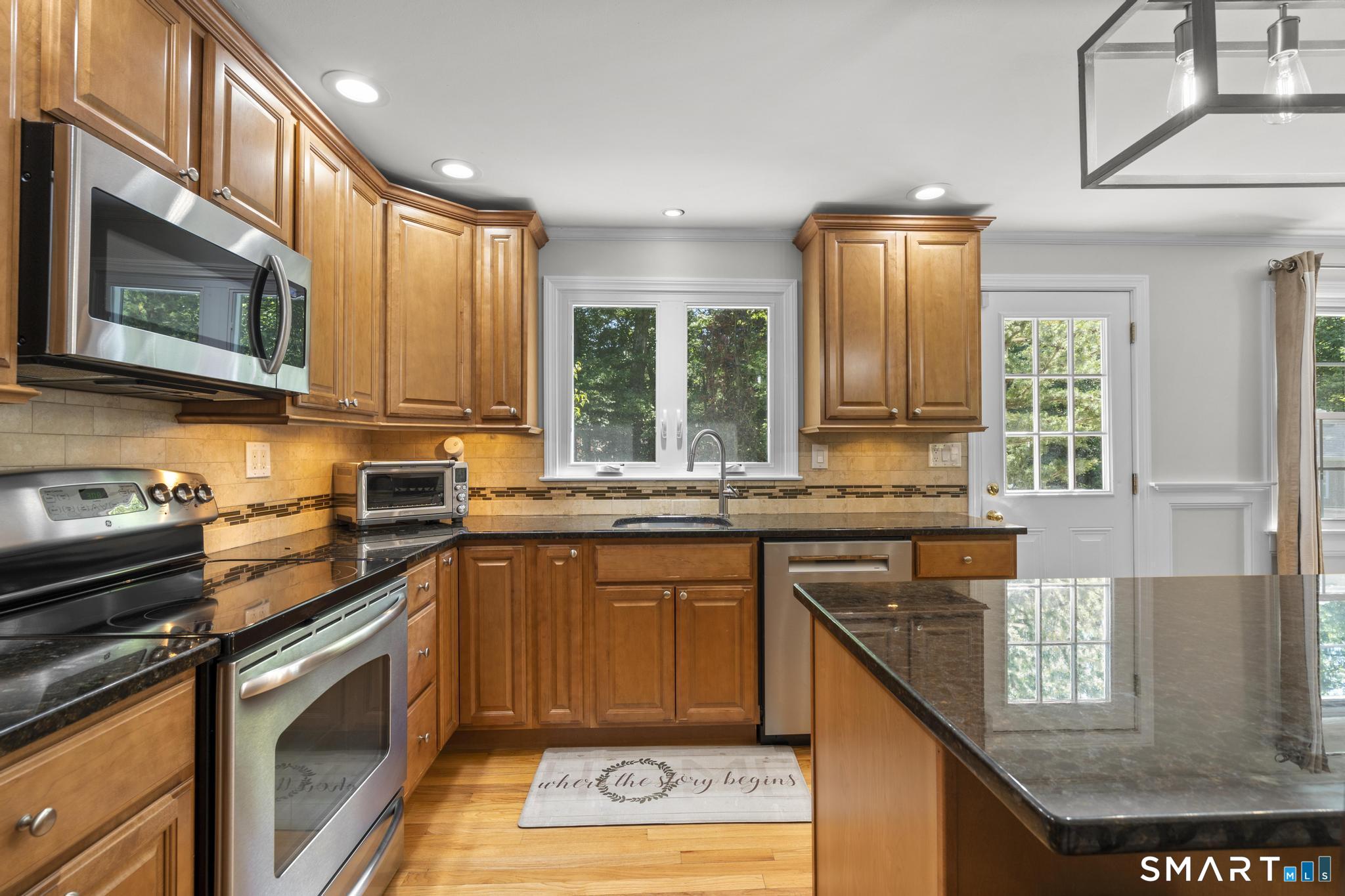 180 Tom Swamp Road Hamden, CT 06518 - Photo 8 of 40