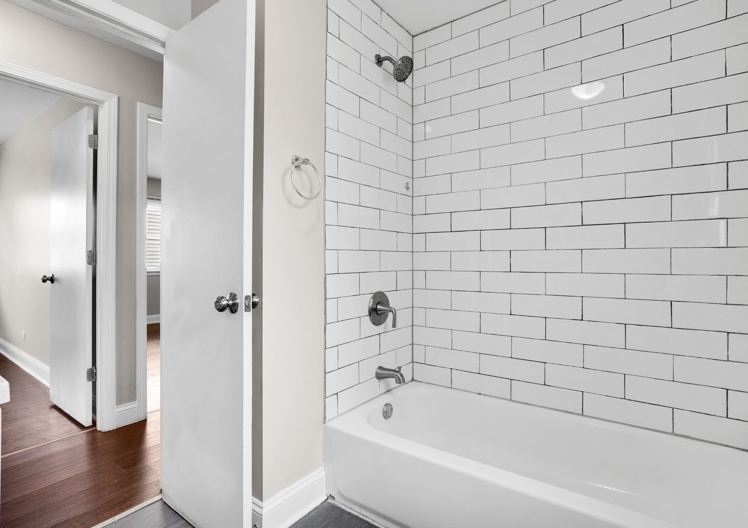 294 Madison Avenue Calumet City, IL 60409 - Photo 13 of 19 a bathroom with a bathtub