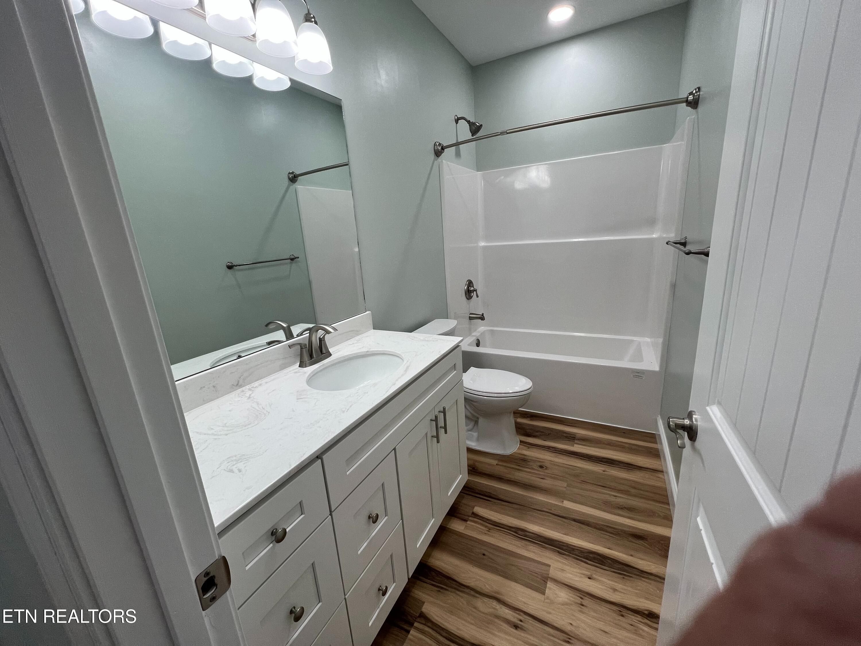 664 Fox Hunter Road Maynardville, TN 37807 - Photo 14 of 14 Hallway bath