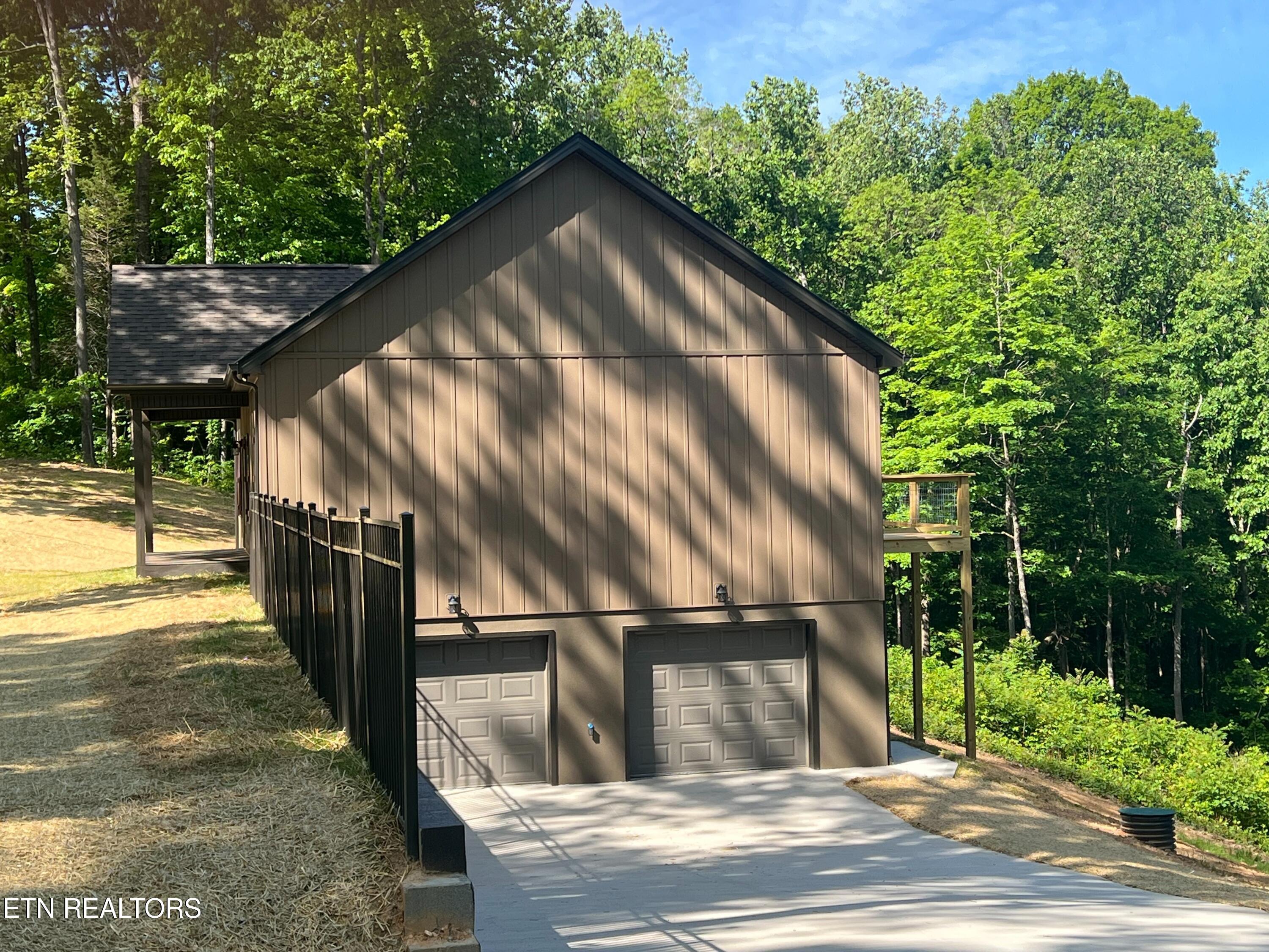 664 Fox Hunter Road Maynardville, TN 37807 - Photo 4 of 16 Garage end