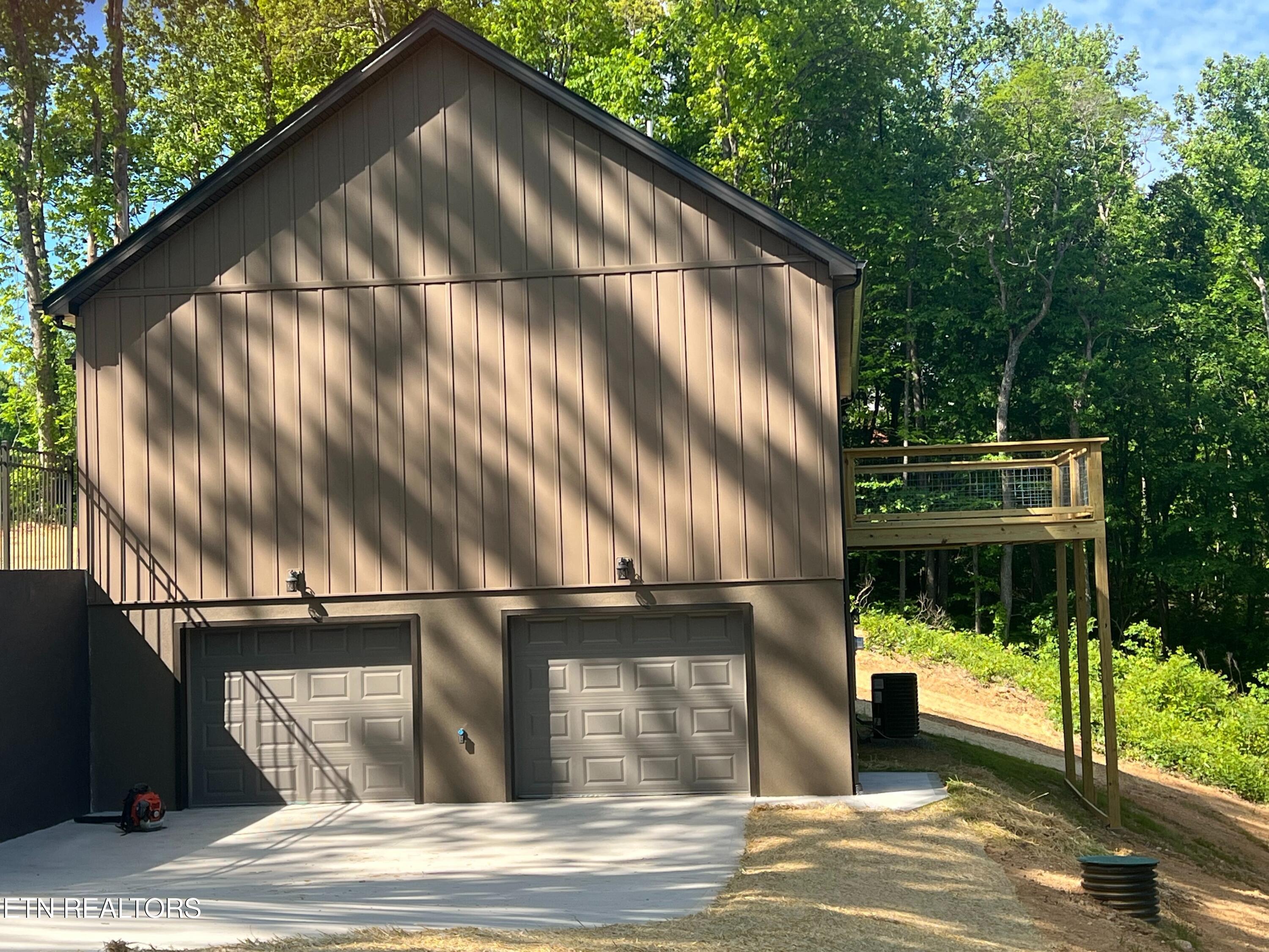 664 Fox Hunter Road Maynardville, TN 37807 - Photo 5 of 16 Garage end 2